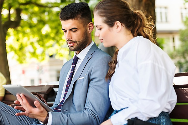 포토 JPG 주간 서양인 나무 응시 공원 여자 남자 벤치 비즈니스 들기 사람 앉기 상반신 20대 성인 야외 두명 옆모습 태블릿 비즈니스맨 비즈니스우먼 프라하 외근 성인만 국내포토 자연요소 외국인 식물 시선 공공시설 뷰포인트 의자 모션 청년 전자제품 스마트기기 업무 직장인 체코 파일형식