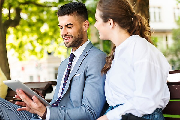 포토 JPG 주간 서양인 나무 응시 공원 여자 남자 벤치 비즈니스 미소 들기 사람 앉기 상반신 20대 성인 야외 두명 옆모습 태블릿 비즈니스맨 비즈니스우먼 프라하 외근 성인만 국내포토 자연요소 외국인 식물 시선 공공시설 뷰포인트 의자 모션 표정 청년 전자제품 스마트기기 업무 직장인 체코 파일형식