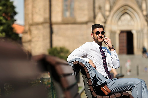 포토 JPG 주간 서양인 해외 응시 남자 벤치 서류가방 비즈니스 유럽건축 한명 미소 사람 앉기 상반신 20대 성인 야외 옆모습 스마트폰 성당 기댐 비즈니스맨 통화 프라하 외근 성인남자한명만 국내포토 자연요소 외국인 1 시선 뷰포인트 의자 가방 서양건축 종교건축 모션 표정 청년 핸드폰 스마트기기 업무 직장인 체코 남자한명만 성인남자만 파일형식