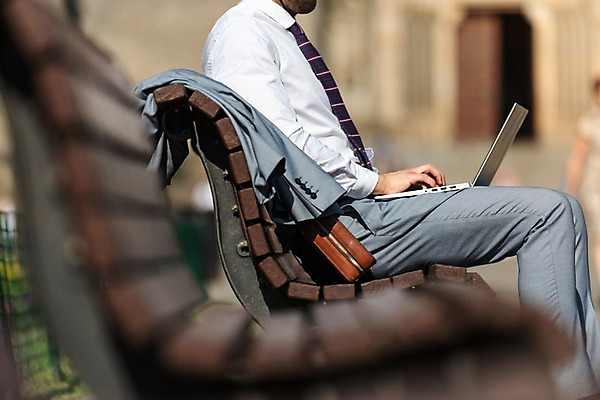 포토 JPG 주간 서양인 남자 벤치 서류가방 비즈니스 넥타이 한명 사람 앉기 상반신 20대 성인 야외 옆모습 노트북 타이핑 비즈니스맨 프라하 외근 성인남자한명만 국내포토 자연요소 외국인 1 잡화 뷰포인트 의자 가방 모션 청년 전자제품 업무 직장인 체코 남자한명만 성인남자만 파일형식