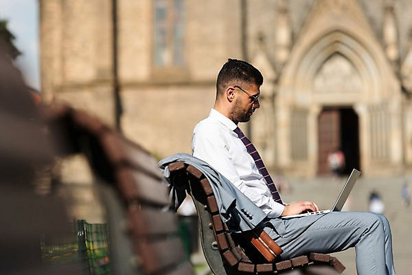 포토 JPG 주간 서양인 해외 응시 남자 벤치 서류가방 비즈니스 유럽건축 한명 사람 앉기 상반신 20대 성인 야외 건물 옆모습 노트북 선글라스 타이핑 비즈니스맨 프라하 외근 성인남자한명만 국내포토 자연요소 외국인 1 건축물 시선 안경 뷰포인트 의자 가방 서양건축 모션 청년 전자제품 업무 직장인 체코 남자한명만 성인남자만 파일형식