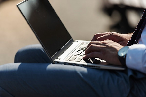 포토 JPG 주간 서양인 남자 비즈니스 넥타이 한명 사람 앉기 정장 20대 성인 야외 옆모습 신체부위 노트북 양손 하반신 타이핑 비즈니스맨 프라하 외근 성인남자한명만 국내포토 자연요소 외국인 1 손 잡화 옷 뷰포인트 모션 청년 전자제품 업무 직장인 체코 남자한명만 성인남자만 파일형식