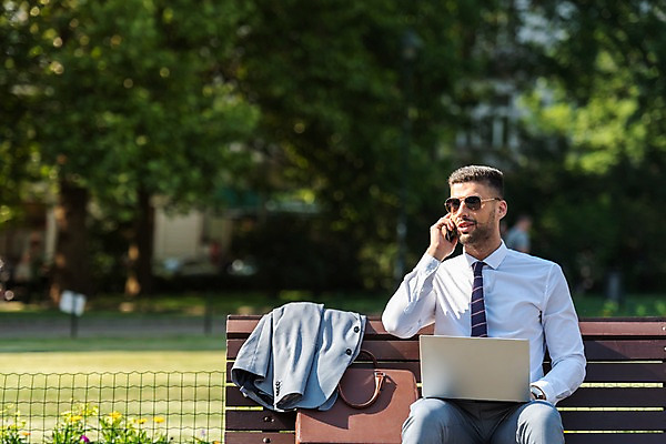 포토 JPG 주간 서양인 나무 공원 남자 벤치 서류가방 비즈니스 한명 사람 앉기 잔디 상반신 20대 성인 야외 앞모습 노트북 선글라스 비즈니스맨 통화 프라하 외근 성인남자한명만 국내포토 자연요소 외국인 식물 1 공공시설 안경 뷰포인트 의자 가방 모션 청년 전자제품 업무 직장인 체코 남자한명만 성인남자만 파일형식