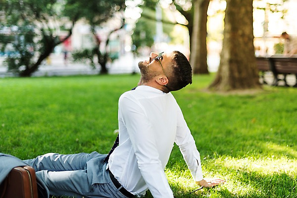 포토 JPG 주간 서양인 나무 공원 남자 벤치 서류가방 비즈니스 한명 미소 사람 앉기 정장 잔디 상반신 20대 성인 야외 옆모습 선글라스 올려보기 비즈니스맨 프라하 외근 성인남자한명만 국내포토 자연요소 외국인 식물 1 옷 공공시설 안경 뷰포인트 의자 가방 모션 표정 청년 업무 직장인 체코 남자한명만 성인남자만 파일형식