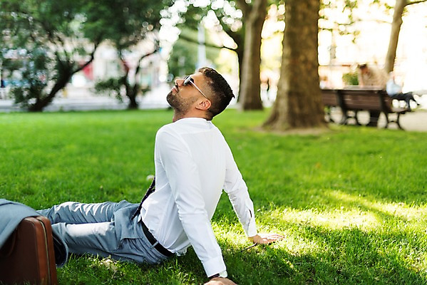 포토 JPG 주간 서양인 나무 공원 남자 벤치 서류가방 비즈니스 한명 사람 앉기 정장 잔디 상반신 20대 성인 야외 옆모습 선글라스 올려보기 비즈니스맨 프라하 외근 성인남자한명만 국내포토 자연요소 외국인 식물 1 옷 공공시설 안경 뷰포인트 의자 가방 모션 청년 업무 직장인 체코 남자한명만 성인남자만 파일형식
