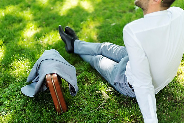 포토 JPG 주간 전신 서양인 공원 남자 서류가방 비즈니스 한명 사람 앉기 정장 잔디 20대 성인 야외 뒷모습 비즈니스맨 프라하 외근 성인남자한명만 국내포토 자연요소 외국인 식물 1 옷 공공시설 뷰포인트 가방 모션 청년 업무 직장인 체코 남자한명만 성인남자만 파일형식