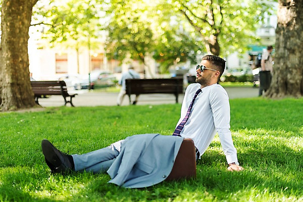 포토 JPG 주간 전신 서양인 나무 공원 남자 벤치 서류가방 비즈니스 넥타이 한명 사람 앉기 정장 잔디 20대 성인 야외 옆모습 선글라스 비즈니스맨 프라하 외근 성인남자한명만 국내포토 자연요소 외국인 식물 1 잡화 옷 공공시설 안경 뷰포인트 의자 가방 모션 청년 업무 직장인 체코 남자한명만 성인남자만 파일형식