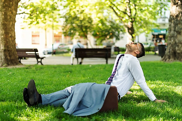 포토 JPG 주간 전신 서양인 나무 공원 남자 벤치 서류가방 비즈니스 넥타이 휴식 한명 사람 앉기 정장 잔디 20대 성인 야외 옆모습 올려보기 비즈니스맨 프라하 외근 성인남자한명만 국내포토 자연요소 외국인 식물 1 잡화 옷 공공시설 뷰포인트 컨셉 의자 가방 모션 청년 업무 직장인 체코 남자한명만 성인남자만 파일형식