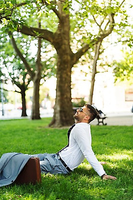 포토 JPG 주간 서양인 나무 남자 서류가방 비즈니스 휴식 한명 사람 앉기 정장 잔디 상반신 20대 성인 야외 옆모습 선글라스 올려보기 비즈니스맨 프라하 외근 성인남자한명만 국내포토 자연요소 외국인 식물 1 옷 안경 뷰포인트 컨셉 가방 모션 청년 업무 직장인 체코 남자한명만 성인남자만 파일형식