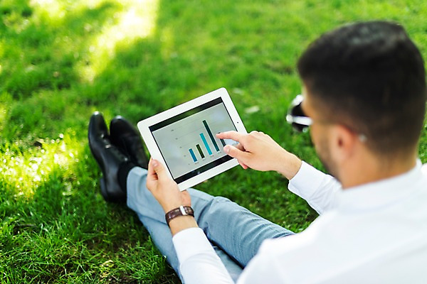 포토 JPG 주간 전신 서양인 응시 남자 비즈니스 그래프 한명 사람 앉기 잔디 20대 성인 야외 옆모습 태블릿 가리킴 비즈니스맨 프라하 외근 성인남자한명만 국내포토 자연요소 외국인 식물 1 시선 뷰포인트 모션 손짓 청년 전자제품 스마트기기 업무 직장인 체코 남자한명만 성인남자만 파일형식