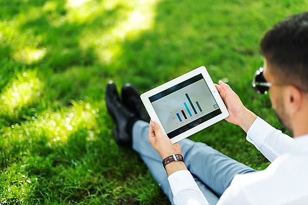 포토 JPG 주간 전신 서양인 응시 남자 비즈니스 그래프 한명 들기 사람 앉기 정장 잔디 20대 성인 야외 옆모습 태블릿 선글라스 비즈니스맨 프라하 외근 성인남자한명만 국내포토 자연요소 외국인 식물 1 시선 옷 안경 뷰포인트 모션 청년 전자제품 스마트기기 업무 직장인 체코 남자한명만 성인남자만 파일형식