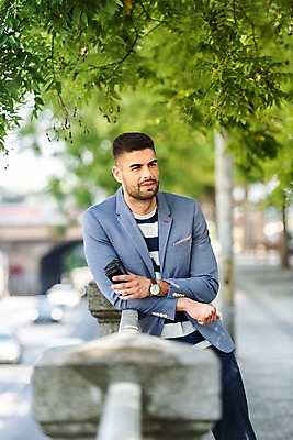 포토 JPG 주간 서양인 응시 남자 가로등 자동차 나뭇잎 한명 들기 사람 상반신 20대 성인 야외 앞모습 기댐 보행로 손목시계 프라하 주행 테이크아웃컵 성인남자한명만 국내포토 자연요소 외국인 1 시선 공공시설 길 육상교통 뷰포인트 시계 잎 장신구 모션 청년 컵 체코 남자한명만 성인남자만 파일형식