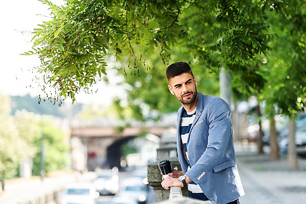 포토 JPG 주간 서양인 응시 남자 가로등 자동차 나뭇잎 한명 들기 사람 상반신 20대 성인 야외 옆모습 프라하 주행 테이크아웃컵 성인남자한명만 국내포토 자연요소 외국인 1 시선 공공시설 육상교통 뷰포인트 잎 모션 청년 컵 체코 남자한명만 성인남자만 파일형식