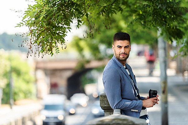포토 JPG 주간 서양인 응시 남자 가로등 자동차 나뭇잎 한명 들기 사람 상반신 20대 성인 야외 옆모습 기댐 프라하 주행 테이크아웃컵 성인남자한명만 국내포토 자연요소 외국인 1 시선 공공시설 육상교통 뷰포인트 잎 모션 청년 컵 체코 남자한명만 성인남자만 파일형식