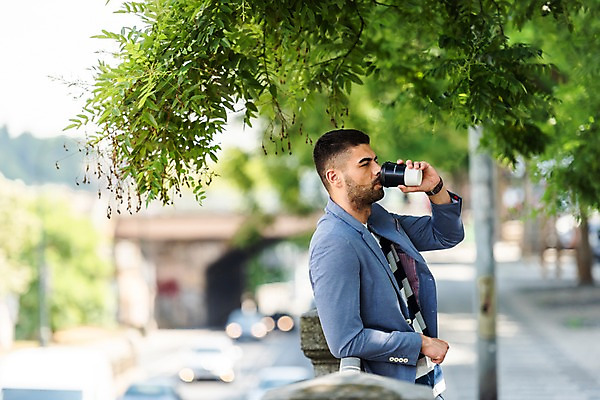 포토 JPG 주간 서양인 남자 커피 가로등 나뭇잎 한명 서기 사람 상반신 20대 성인 야외 옆모습 기댐 마시기 프라하 테이크아웃컵 성인남자한명만 국내포토 자연요소 외국인 1 공공시설 음료 뷰포인트 잎 모션 청년 컵 체코 남자한명만 성인남자만 파일형식
