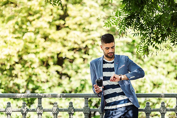 포토 JPG 주간 서양인 나무 남자 나뭇잎 고개숙이기 한명 서기 들기 사람 상반신 20대 성인 야외 앞모습 기댐 손목시계 프라하 시계보기 테이크아웃컵 성인남자한명만 국내포토 자연요소 외국인 식물 1 뷰포인트 시계 잎 장신구 모션 숙이기 청년 컵 체코 남자한명만 성인남자만 파일형식