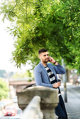 포토 JPG 주간 서양인 응시 남자 자동차 나뭇잎 한명 들기 사람 상반신 20대 성인 야외 옆모습 스마트폰 기댐 보행로 통화 프라하 테이크아웃컵 성인남자한명만 국내포토 자연요소 외국인 1 시선 길 육상교통 뷰포인트 잎 모션 청년 컵 핸드폰 스마트기기 체코 남자한명만 성인남자만 파일형식