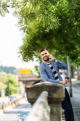 포토 JPG 주간 서양인 응시 남자 한명 미소 들기 사람 상반신 20대 성인 야외 옆모습 스마트폰 기댐 통화 프라하 테이크아웃컵 성인남자한명만 국내포토 자연요소 외국인 1 시선 뷰포인트 모션 표정 청년 컵 핸드폰 스마트기기 체코 남자한명만 성인남자만 파일형식