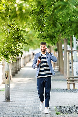 포토 JPG 주간 전신 서양인 응시 남자 한명 미소 들기 사람 20대 성인 야외 앞모습 스마트폰 걷기 보행로 가로수 통화 프라하 테이크아웃컵 성인남자한명만 국내포토 자연요소 외국인 1 시선 길 뷰포인트 모션 표정 청년 컵 핸드폰 스마트기기 체코 남자한명만 성인남자만 파일형식