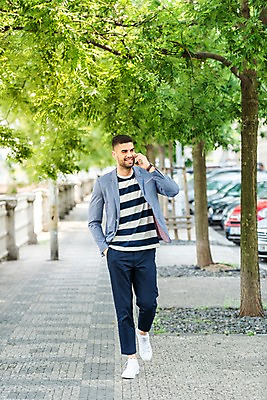 포토 JPG 주간 전신 서양인 응시 남자 한명 미소 사람 20대 성인 야외 앞모습 걷기 보행로 가로수 주머니손 통화 프라하 성인남자한명만 국내포토 자연요소 외국인 1 시선 길 뷰포인트 모션 표정 청년 체코 남자한명만 성인남자만 파일형식