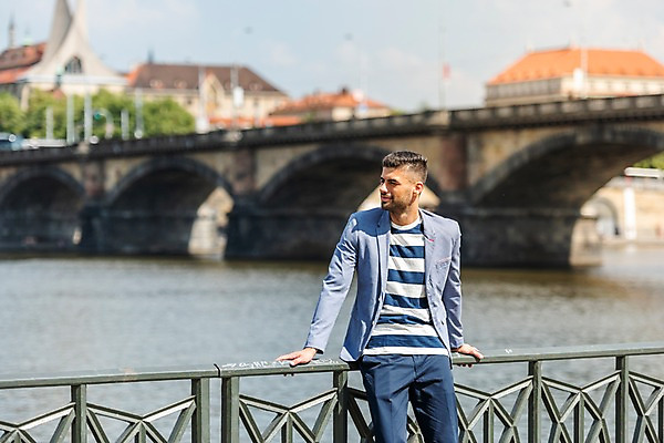 포토 JPG 주간 서양인 응시 남자 난간 유럽건축 주택 한명 서기 사람 상반신 20대 성인 야외 건물 앞모습 강 기댐 잡기 프라하 가교 성인남자한명만 국내포토 자연요소 외국인 1 건축물 시선 뷰포인트 서양건축 모션 청년 체코 남자한명만 성인남자만 파일형식