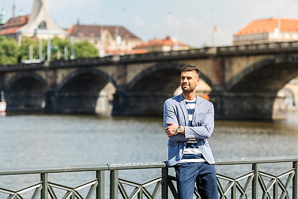 포토 JPG 주간 서양인 응시 남자 유럽건축 한명 서기 사람 상반신 20대 성인 야외 건물 앞모습 강 팔짱 기댐 프라하 가교 성인남자한명만 국내포토 자연요소 외국인 1 건축물 시선 뷰포인트 서양건축 모션 청년 체코 남자한명만 성인남자만 파일형식