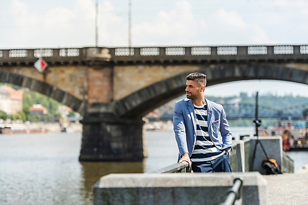 포토 JPG 주간 서양인 구름 응시 남자 하늘 한명 서기 사람 상반신 20대 성인 야외 앞모습 강 기댐 주머니손 프라하 가교 성인남자한명만 국내포토 자연요소 외국인 1 건축물 시선 뷰포인트 모션 청년 체코 남자한명만 성인남자만 파일형식