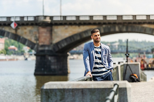 포토 JPG 주간 서양인 응시 남자 한명 사람 상반신 20대 성인 야외 앞모습 강 기댐 주머니손 프라하 가교 성인남자한명만 국내포토 자연요소 외국인 1 건축물 시선 뷰포인트 모션 청년 체코 남자한명만 성인남자만 파일형식