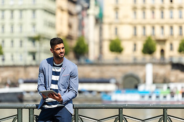 포토 JPG 주간 서양인 응시 남자 한명 서기 들기 사람 상반신 20대 성인 야외 건물 앞모습 강 태블릿 기댐 프라하 성인남자한명만 국내포토 자연요소 외국인 1 건축물 시선 뷰포인트 모션 청년 전자제품 스마트기기 체코 남자한명만 성인남자만 파일형식