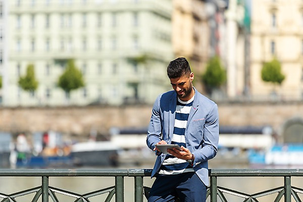 포토 JPG 주간 서양인 나무 응시 남자 한명 서기 들기 사람 상반신 20대 성인 야외 건물 앞모습 강 태블릿 기댐 터치 프라하 성인남자한명만 국내포토 자연요소 외국인 식물 1 건축물 시선 뷰포인트 모션 청년 전자제품 스마트기기 체코 남자한명만 성인남자만 파일형식