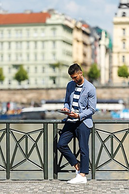 포토 JPG 주간 전신 서양인 응시 남자 난간 유럽건축 한명 서기 사람 20대 성인 야외 건물 옆모습 강 태블릿 기댐 터치 프라하 성인남자한명만 국내포토 자연요소 외국인 1 건축물 시선 뷰포인트 서양건축 모션 청년 전자제품 스마트기기 체코 남자한명만 성인남자만 파일형식