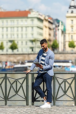 포토 JPG 주간 전신 서양인 응시 남자 난간 유럽건축 한명 서기 들기 사람 20대 성인 야외 건물 옆모습 강 태블릿 기댐 프라하 성인남자한명만 국내포토 자연요소 외국인 1 건축물 시선 뷰포인트 서양건축 모션 청년 전자제품 스마트기기 체코 남자한명만 성인남자만 파일형식