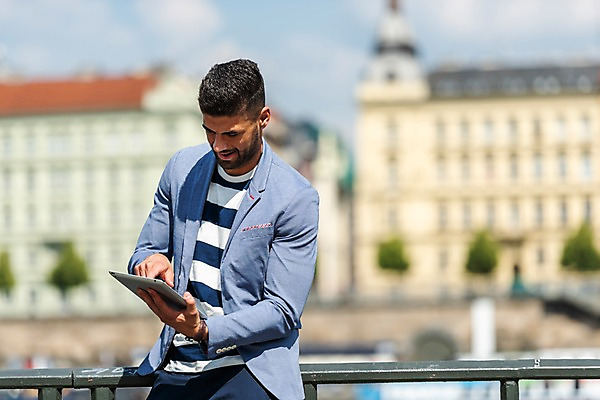 포토 JPG 주간 서양인 나무 응시 남자 유럽건축 한명 서기 사람 상반신 20대 성인 야외 건물 앞모습 태블릿 계단 기댐 터치 프라하 성인남자한명만 국내포토 자연요소 외국인 식물 1 건축물 시선 뷰포인트 서양건축 모션 청년 전자제품 스마트기기 체코 남자한명만 성인남자만 파일형식