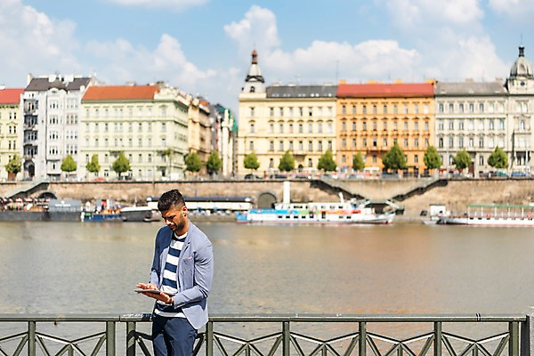 포토 JPG 주간 서양인 구름 해외 응시 남자 하늘 유럽건축 한명 서기 사람 상반신 20대 성인 야외 건물 옆모습 강 태블릿 계단 기댐 터치 보트 프라하 성인남자한명만 국내포토 자연요소 외국인 1 건축물 시선 뷰포인트 배_교통 서양건축 모션 청년 전자제품 스마트기기 체코 남자한명만 성인남자만 파일형식