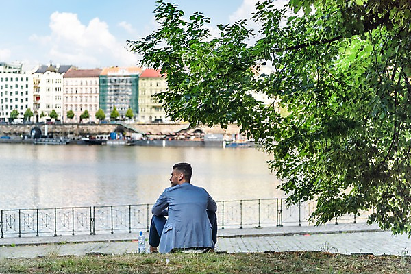 포토 JPG 주간 전신 서양인 나무 구름 해외 응시 공원 남자 하늘 유럽건축 한명 사람 앉기 풍경 잔디 20대 성인 야외 건물 뒷모습 강 프라하 성인남자한명만 국내포토 자연요소 외국인 식물 1 건축물 시선 공공시설 뷰포인트 서양건축 모션 청년 체코 남자한명만 성인남자만 파일형식