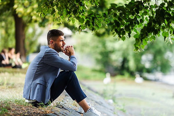 포토 JPG 주간 전신 서양인 응시 공원 남자 생각 나뭇잎 한명 사람 앉기 잔디 20대 성인 야외 옆모습 프라하 성인남자한명만 국내포토 자연요소 외국인 식물 1 시선 공공시설 뷰포인트 잎 모션 청년 체코 남자한명만 성인남자만 파일형식