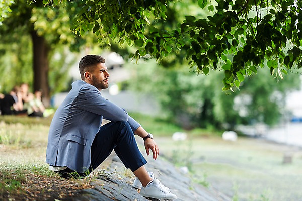 포토 JPG 주간 전신 서양인 나무 응시 공원 남자 나뭇잎 한명 사람 앉기 잔디 20대 성인 야외 옆모습 프라하 성인남자한명만 국내포토 자연요소 외국인 식물 1 시선 공공시설 뷰포인트 잎 모션 청년 체코 남자한명만 성인남자만 파일형식