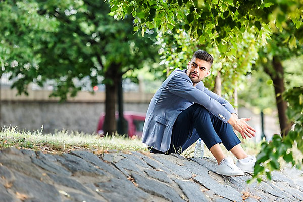 포토 JPG 주간 전신 서양인 나무 응시 공원 남자 나뭇잎 한명 사람 앉기 잔디 20대 성인 야외 옆모습 프라하 오르막 성인남자한명만 국내포토 자연요소 외국인 식물 1 시선 공공시설 뷰포인트 잎 모션 청년 체코 남자한명만 성인남자만 파일형식