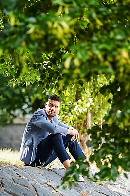 포토 JPG 주간 전신 서양인 나무 응시 남자 나뭇잎 한명 사람 앉기 잔디 20대 성인 야외 옆모습 프라하 성인남자한명만 국내포토 자연요소 외국인 식물 1 시선 뷰포인트 잎 모션 청년 체코 남자한명만 성인남자만 파일형식