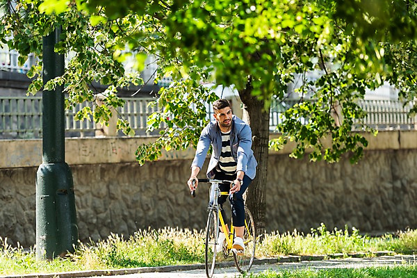 포토 JPG 주간 전신 서양인 나무 응시 남자 난간 한명 사람 20대 성인 야외 앞모습 자전거 산책로 보행로 승차 들풀 프라하 오르막 성인남자한명만 국내포토 자연요소 외국인 식물 1 시선 길 뷰포인트 모션 청년 바이크 체코 남자한명만 성인남자만 파일형식