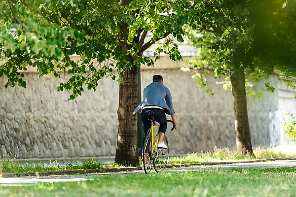 포토 JPG 주간 전신 서양인 나무 남자 한명 사람 잔디 20대 성인 야외 뒷모습 담장 자전거 산책로 보행로 승차 프라하 성인남자한명만 국내포토 자연요소 외국인 식물 1 길 뷰포인트 모션 청년 바이크 체코 남자한명만 성인남자만 파일형식