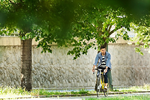 포토 JPG 주간 전신 서양인 나무 응시 남자 한명 미소 사람 잔디 20대 성인 야외 앞모습 자전거 산책로 보행로 승차 들풀 프라하 성인남자한명만 국내포토 자연요소 외국인 식물 1 시선 길 뷰포인트 모션 표정 청년 바이크 체코 남자한명만 성인남자만 파일형식