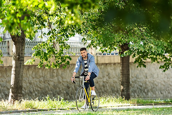 포토 JPG 주간 전신 서양인 나무 응시 남자 난간 한명 사람 잔디 20대 성인 야외 앞모습 자전거 산책로 보행로 승차 프라하 성인남자한명만 국내포토 자연요소 외국인 식물 1 시선 길 뷰포인트 모션 청년 바이크 체코 남자한명만 성인남자만 파일형식