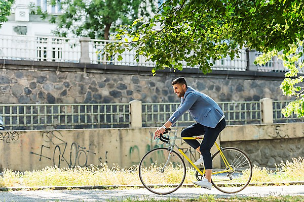 포토 JPG 주간 전신 서양인 나무 남자 한명 미소 사람 20대 성인 야외 옆모습 자전거 산책로 보행로 승차 프라하 성인남자한명만 국내포토 자연요소 외국인 식물 1 길 뷰포인트 모션 표정 청년 바이크 체코 남자한명만 성인남자만 파일형식