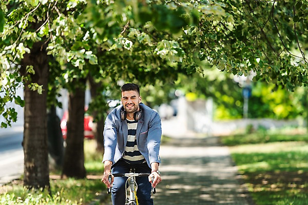 포토 JPG 주간 서양인 나무 응시 공원 남자 한명 미소 사람 잔디 상반신 20대 성인 야외 앞모습 자전거 산책로 승차 프라하 성인남자한명만 국내포토 자연요소 외국인 식물 1 시선 공공시설 길 뷰포인트 모션 표정 청년 바이크 체코 남자한명만 성인남자만 파일형식