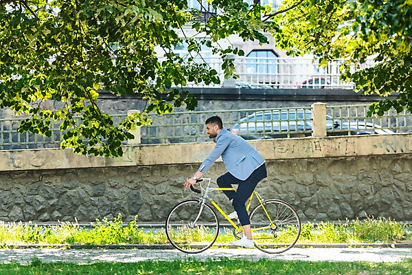 포토 JPG 주간 전신 서양인 나무 공원 남자 자동차 한명 사람 잔디 20대 성인 야외 옆모습 자전거 산책로 보행로 승차 프라하 성인남자한명만 국내포토 자연요소 외국인 식물 1 공공시설 길 육상교통 뷰포인트 모션 청년 바이크 체코 남자한명만 성인남자만 파일형식