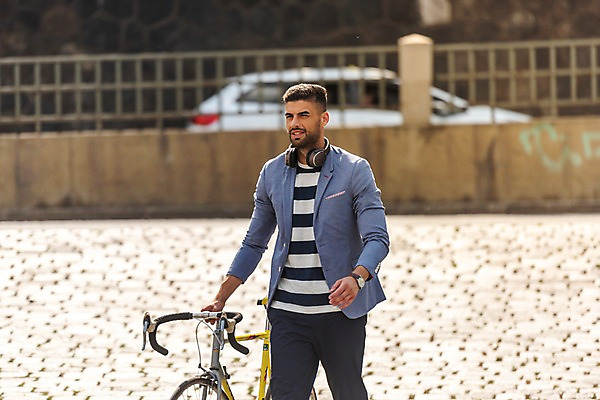 포토 JPG 주간 서양인 응시 남자 자동차 한명 사람 상반신 20대 성인 야외 앞모습 담장 걷기 자전거 헤드셋 프라하 성인남자한명만 국내포토 자연요소 외국인 1 시선 육상교통 뷰포인트 음향기기 모션 청년 바이크 헤드폰 체코 남자한명만 성인남자만 파일형식