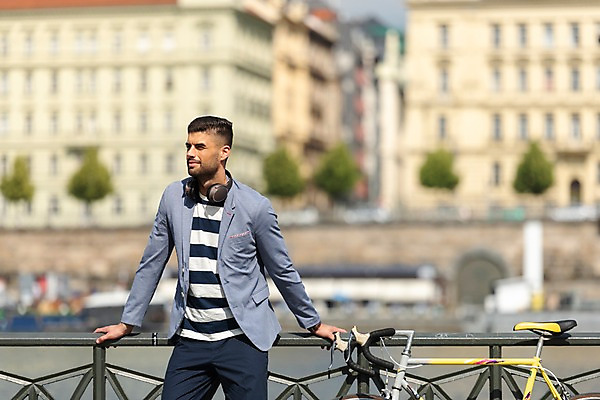 포토 JPG 주간 서양인 응시 남자 유럽건축 한명 서기 사람 상반신 20대 성인 야외 앞모습 강 자전거 헤드셋 기댐 프라하 가교 성인남자한명만 국내포토 자연요소 외국인 1 건축물 시선 뷰포인트 음향기기 서양건축 모션 청년 바이크 헤드폰 체코 남자한명만 성인남자만 파일형식