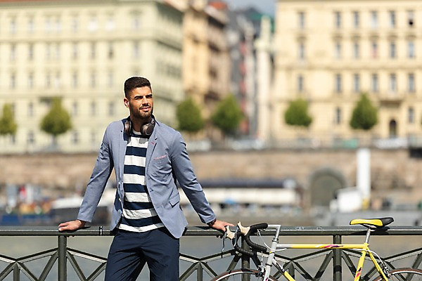 포토 JPG 주간 서양인 응시 남자 유럽건축 한명 서기 사람 상반신 20대 성인 야외 건물 앞모습 강 자전거 헤드셋 기댐 프라하 가교 성인남자한명만 국내포토 자연요소 외국인 1 건축물 시선 뷰포인트 음향기기 서양건축 모션 청년 바이크 헤드폰 체코 남자한명만 성인남자만 파일형식