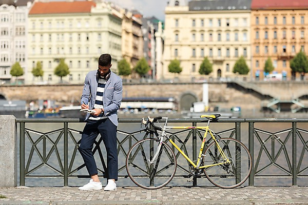 포토 JPG 주간 전신 서양인 응시 남자 난간 서양건축 유럽건축 한명 사람 20대 성인 야외 앞모습 강 자전거 헤드셋 기댐 프라하 가교 성인남자한명만 국내포토 자연요소 외국인 1 건축물 시선 뷰포인트 음향기기 해외건축 모션 청년 바이크 헤드폰 체코 남자한명만 성인남자만 파일형식